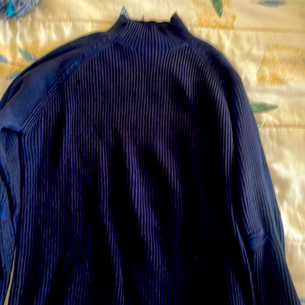 Great shape mens turtleneck sweater back with blue tones size large
